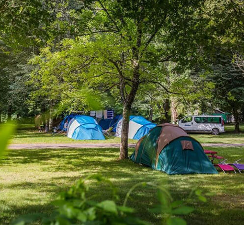 Emplacement de camping ombragé pour tente dans le Tarn