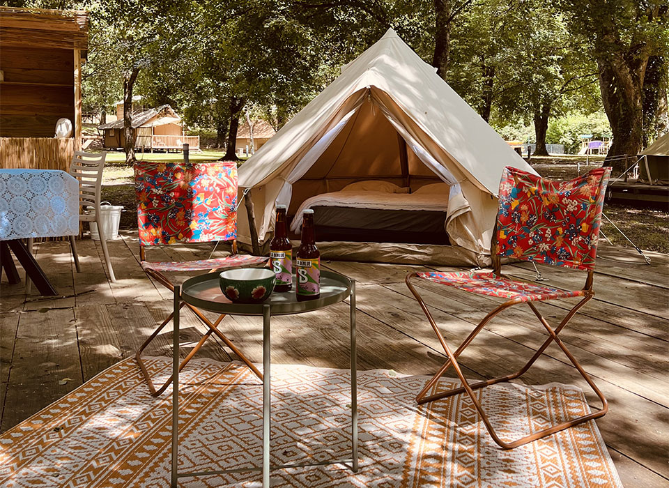 Vue de la tente Glamping Love, une immersion totale au cœur de la nature