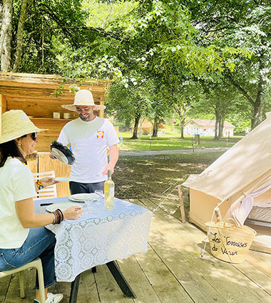 Vaisselles pour 2 personnes de la tente Glamping Love